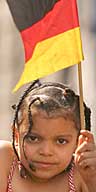 Fotoreportage WM 2002: Nach dem Finale -Kiind mit deutscher Flagge