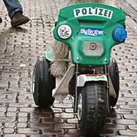 Rosenmontagszug Köln 2003 - Polizeihund auf Motorrad