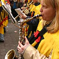 Rosenmontagszug Köln 2003 - Saxophonistin