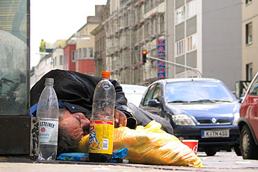 Köln-Mülheim, Obdachloser vor Supermarkt Stüßgen, Frankfurter Str.