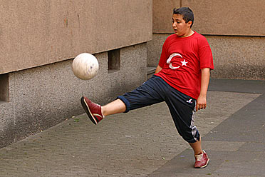 Köln-Mülheim, Fußball spielender türkischer Junge